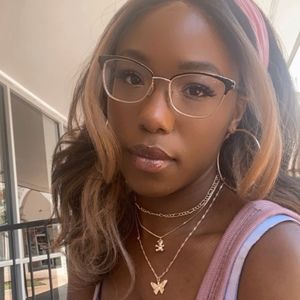 Meet your Posher, Chloe